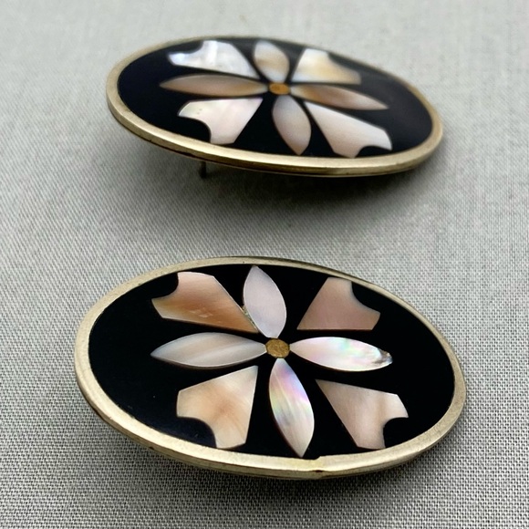 Mexico Alpaca Silver Oval Earrings with Floral Patterned Mother of Pearl Inlay - Picture 4 of 9